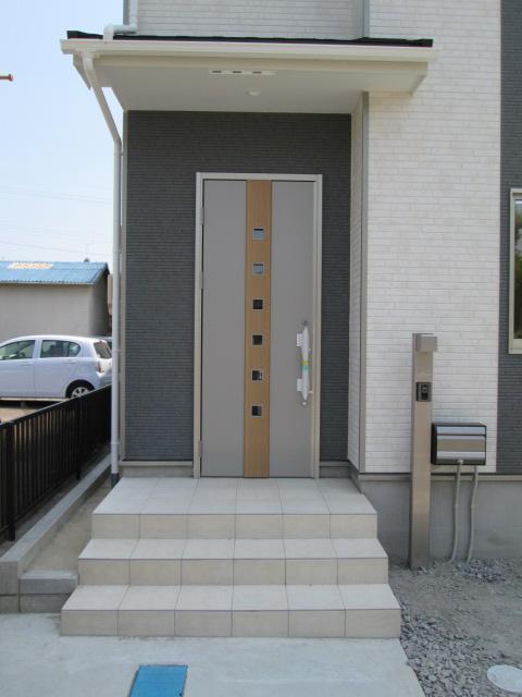 Entrance. Construction example photo 