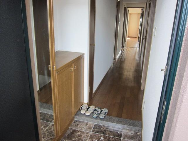 Entrance. Local (10 May 2013) Shooting Shoebox is a tall type ^^