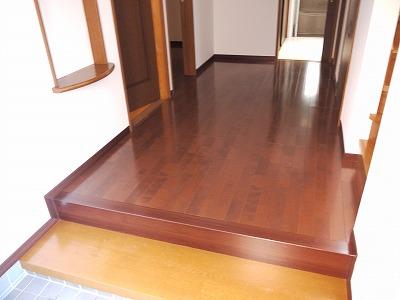 Entrance. Wide entrance. Can be installed is your favorite shoe box.