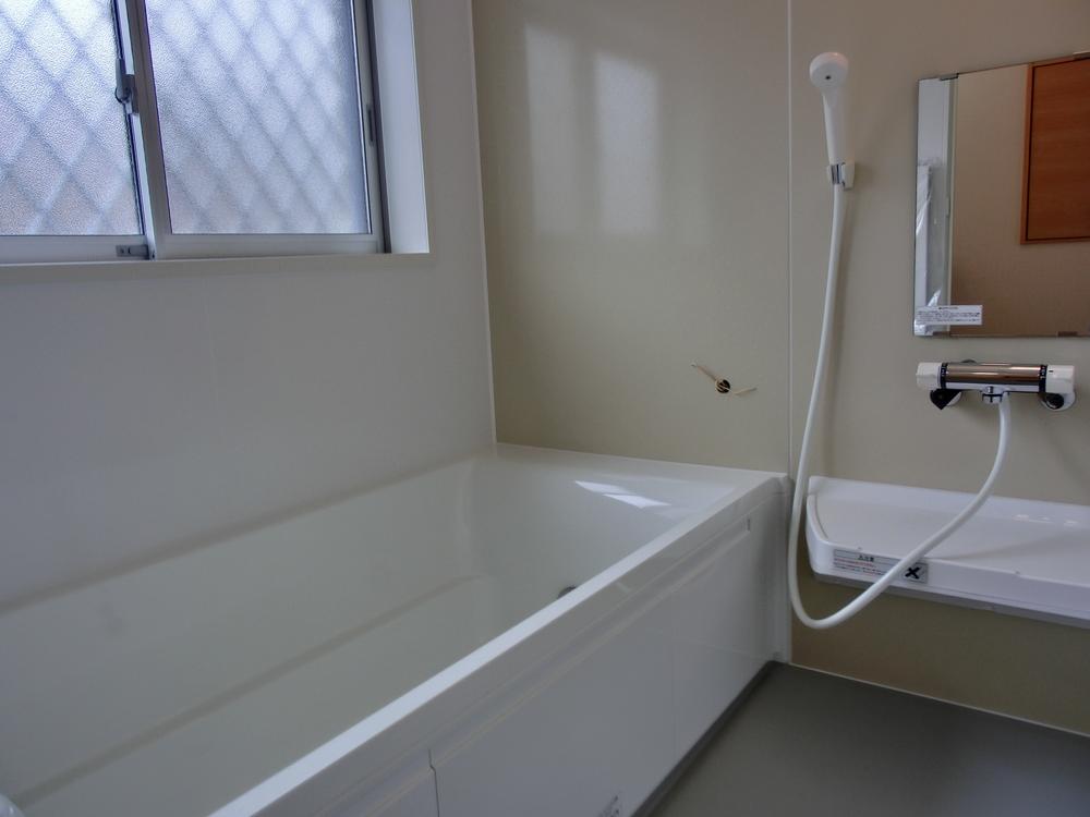 Same specifications photo (bathroom). Wide bath under the floor is also a cold hard structure of the hot water of attention in the spray insulation! 