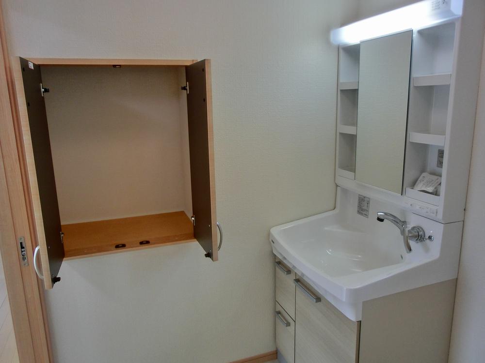 Wash basin, toilet. Same type model