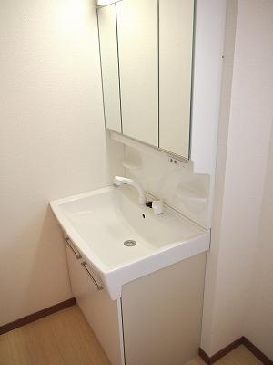 Wash basin, toilet. Three-sided mirror to wide wash basin. Shampoo dresser classic