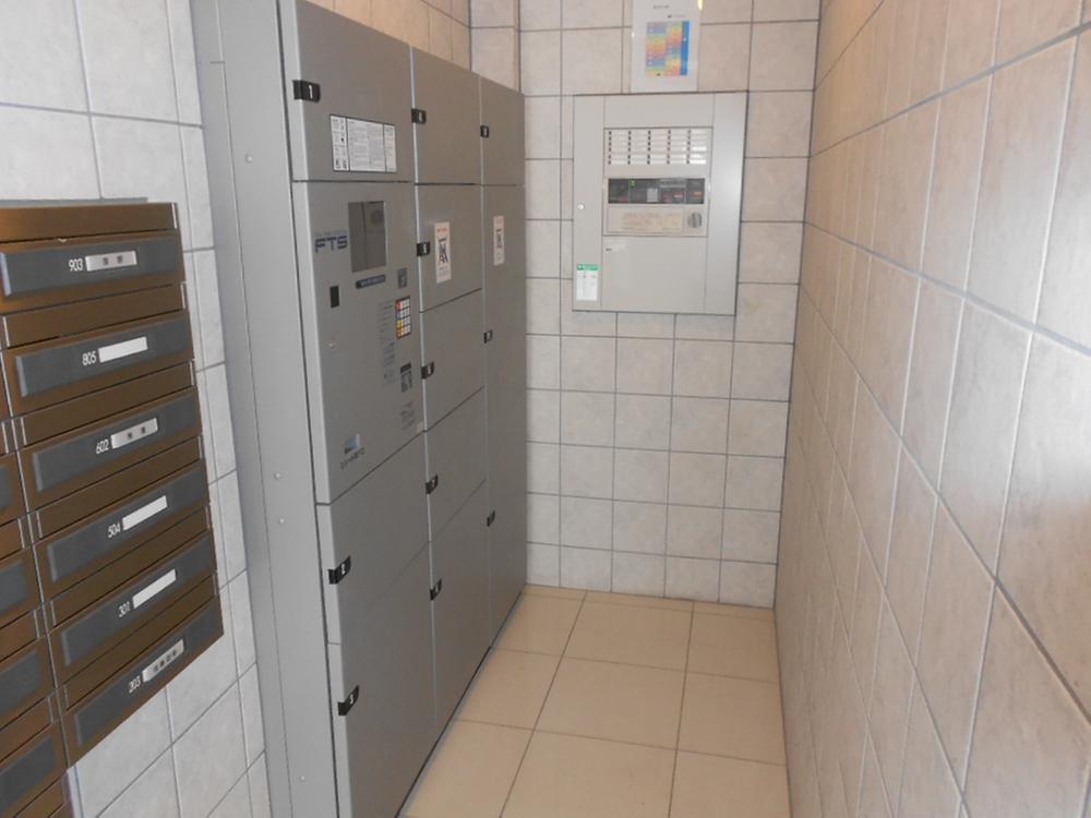 Other common areas. Delivery Box will be able to receive the luggage securely even at the time of absence. Local (September 2013) Shooting