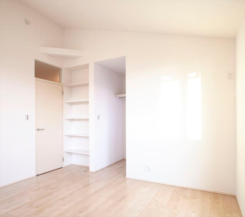 Non-living room. Building B Master Bedroom gradient ceiling of the bedroom, To produce a spacious open space. 
