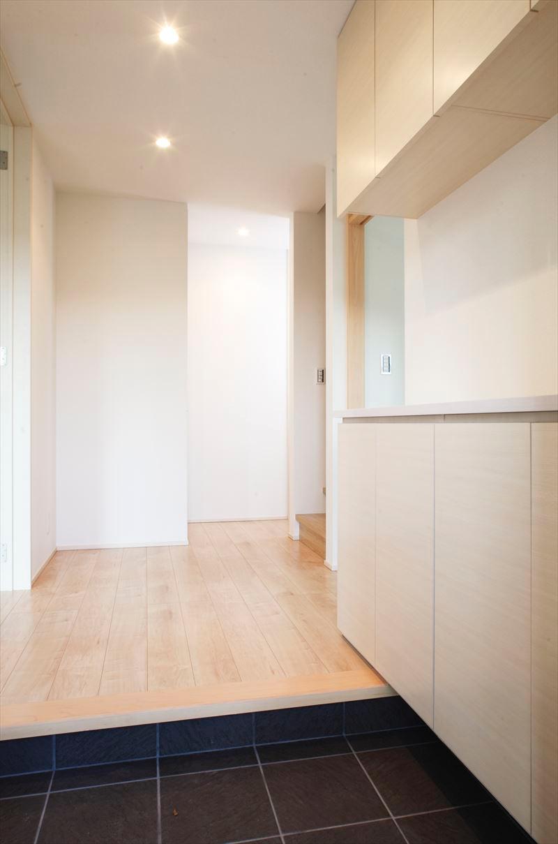 Entrance. Building B entrance counter, Not only there is a storage capacity, You can greet the customer and the decorations of the season. 