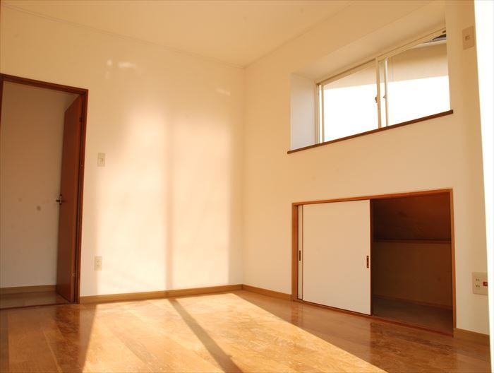 Non-living room. On the second floor east side Western-style there is also a bay window