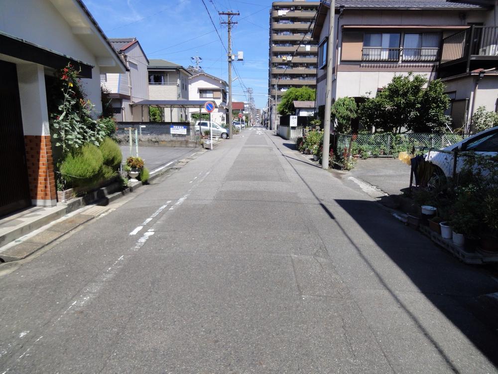 Local photos, including front road. (2013.9.9 photography)