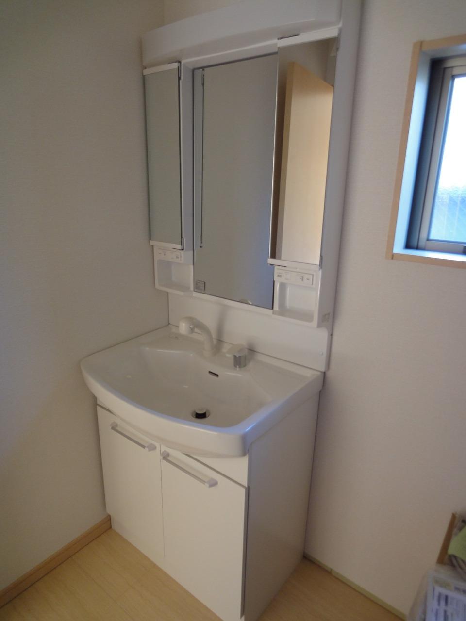 Wash basin, toilet. (2013.11.19 shooting)