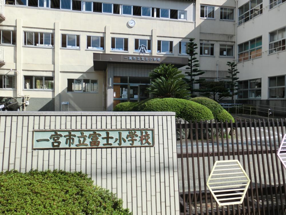 Primary school. Ichinomiya 725m to stand Fuji elementary school