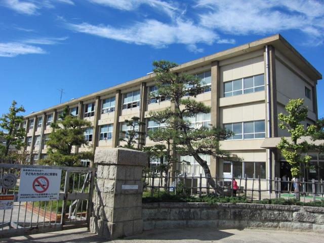 Primary school. Ichinomiya Tatsuoku to elementary school 520m