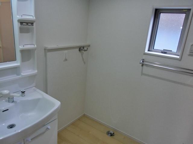 Wash basin, toilet. Local (December 10, 2013) Shooting