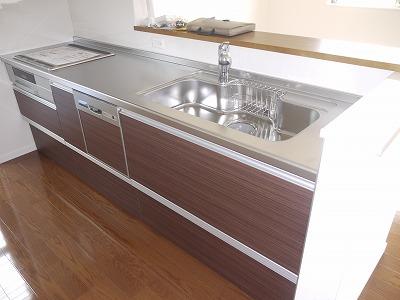 Kitchen. System kitchen with a dishwasher, IH cooking heater is. 