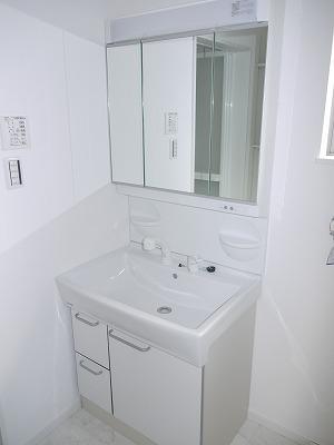 Wash basin, toilet. Wash basin