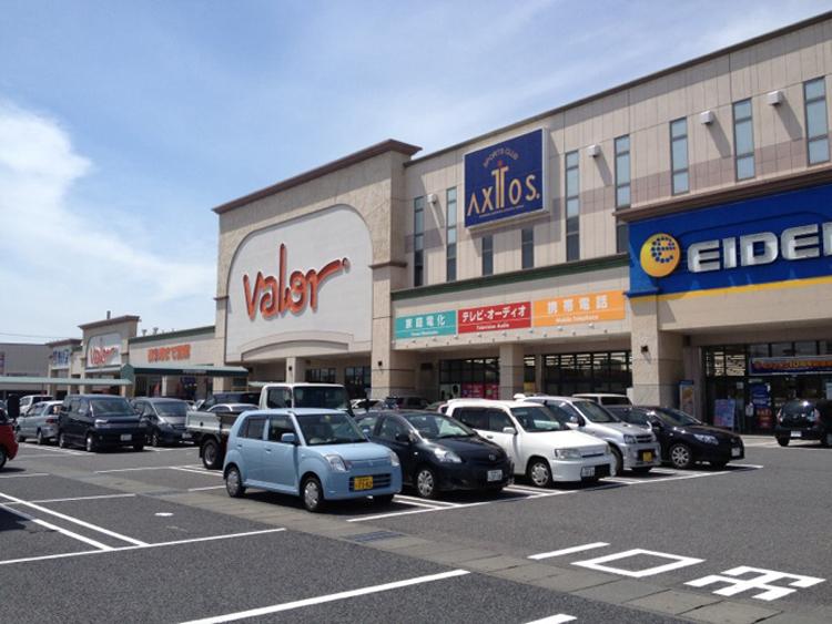 Supermarket. 500m to Barrow