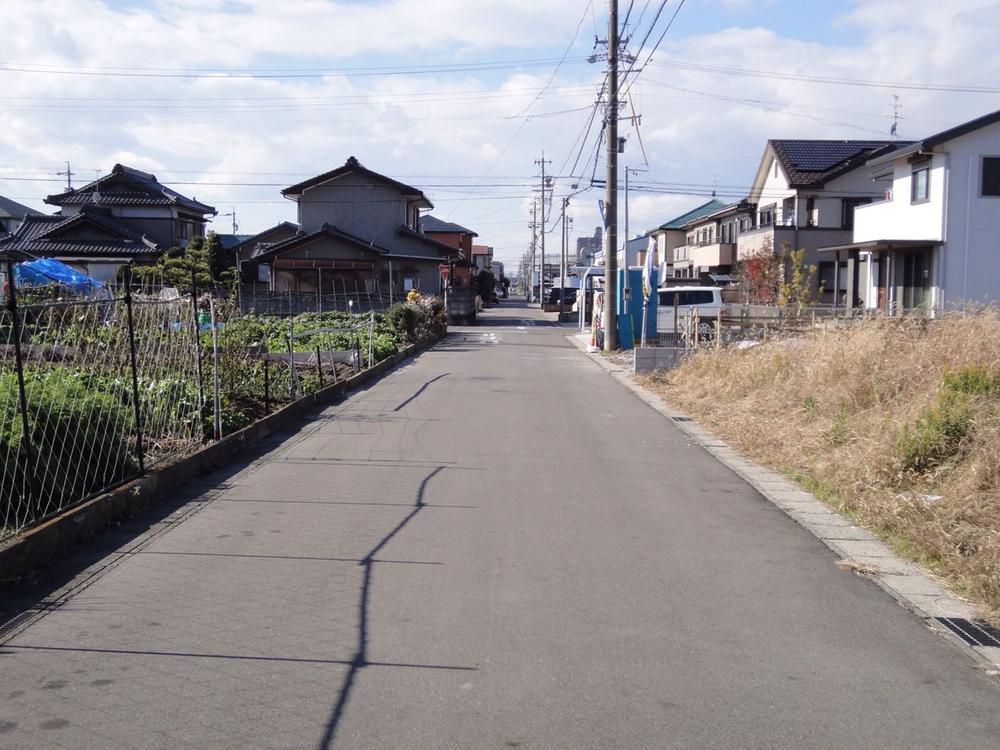 Local photos, including front road. (2013.11.29 shooting)