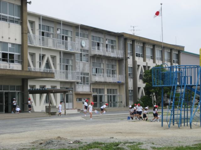Primary school. 550m up to municipal Kamiyama elementary school (elementary school)