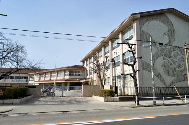 Primary school. Ichinomiya Municipal Miyanishi to elementary school 882m