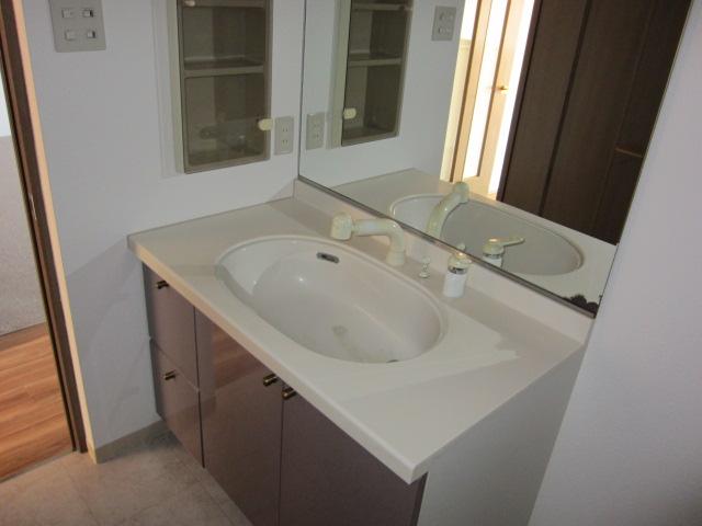 Wash basin, toilet. Local (12 May 2013) Shooting