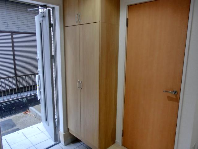 Entrance. Local (December 21, 2013) Shooting