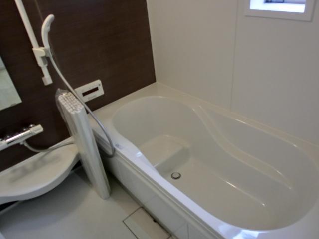 Bathroom. Local (December 21, 2013) Shooting You can natural ventilation with windows, Bathroom drying function, It is also a welcome cold winter in the heating function