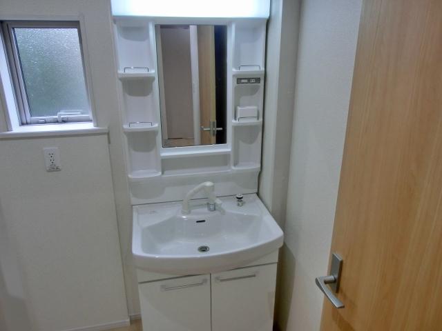 Wash basin, toilet. Room (213 on December 21, 2008) shooting