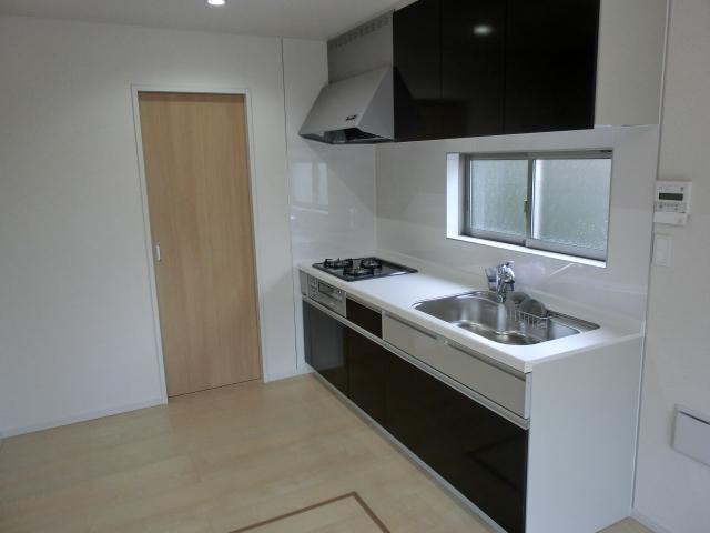 Kitchen. Indoor (December 21, 2013) prior to the shooting kitchen is bright in the window, It has also become widely behind! 