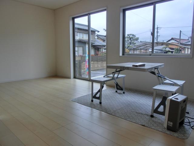 Living. Indoor (December 21, 2013) Shooting Living is bright even without turned illumination window is three! 