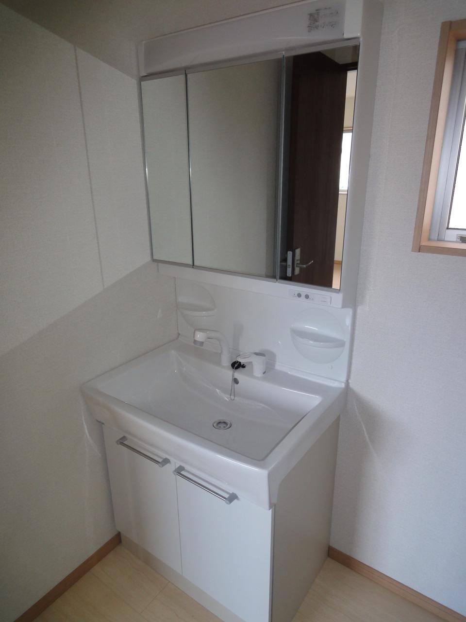 Wash basin, toilet. (2013.11.01 shooting) Building 3