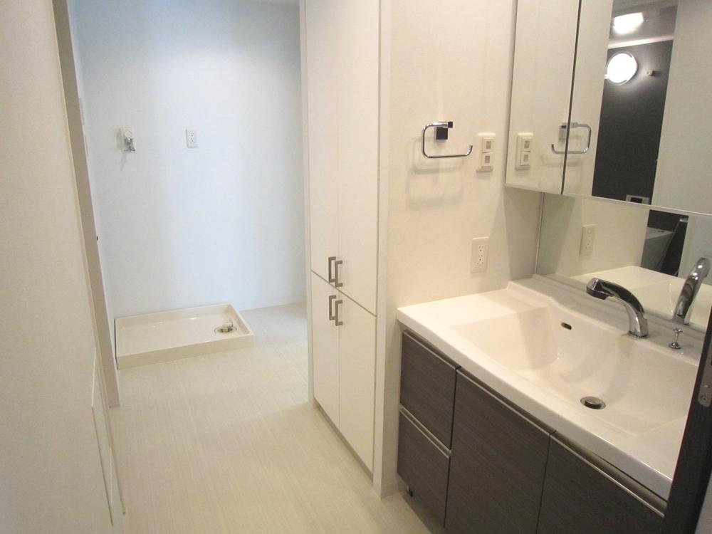 Wash basin, toilet. Many storage, It has become a wash room designed to be used comfortably.