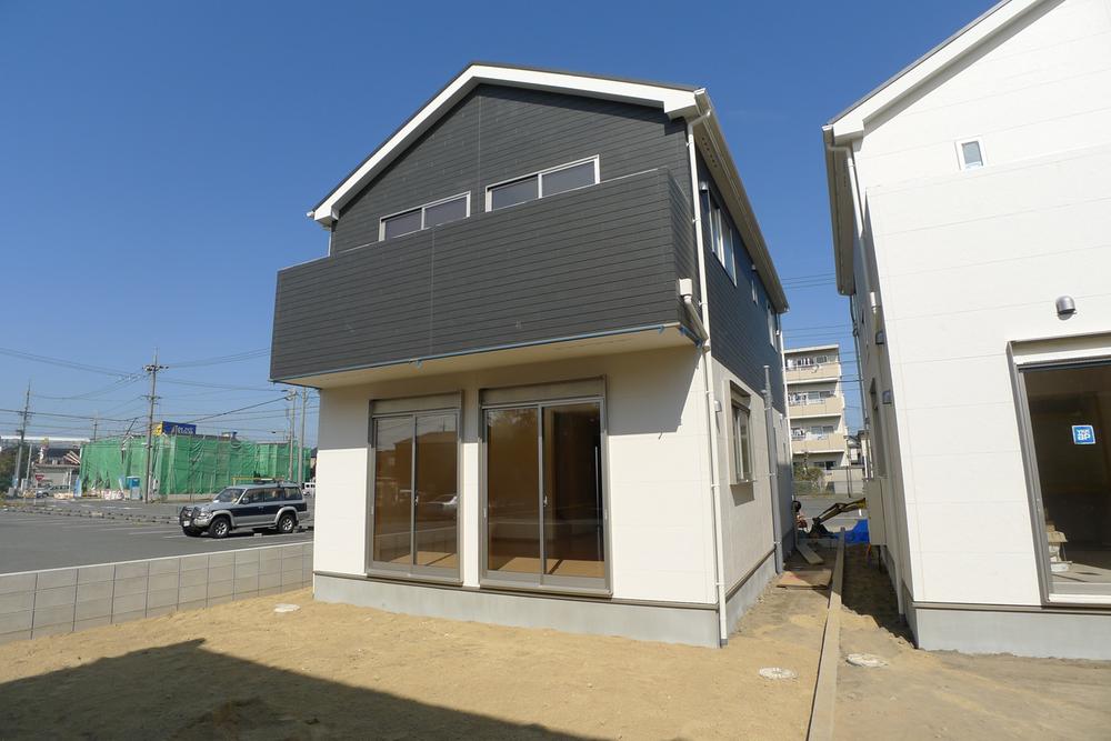 Local appearance photo. 1 Building (south side) Local (10 May 2013) Shooting