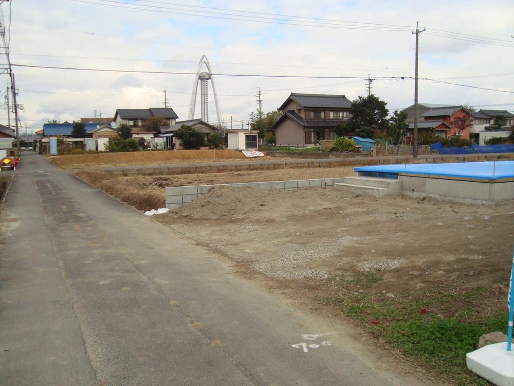 Local photos, including front road. 3 ・ Front road of 45m