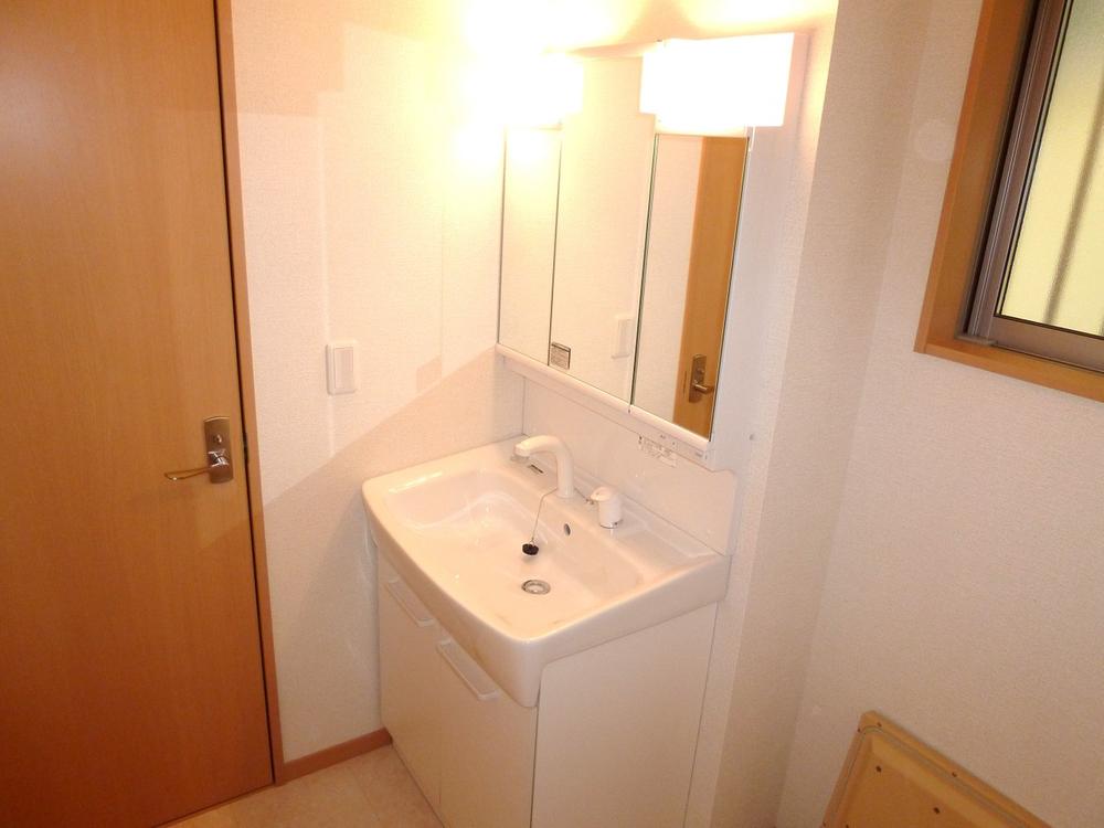 Same specifications photos (Other introspection). Building 2 Three-sided mirror vanity (same specifications)