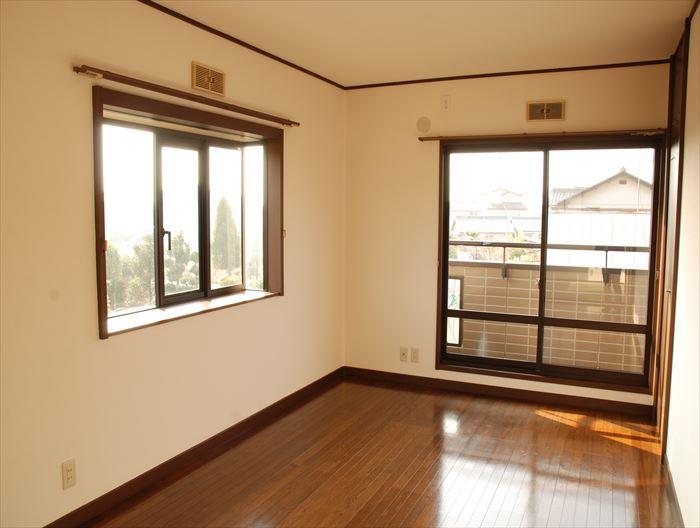 Non-living room. Since 2F east Western-style there is a bay window, Day is nice