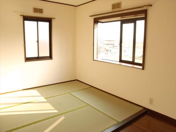 Non-living room. Light is plug in the 2F east Western-style tatami space