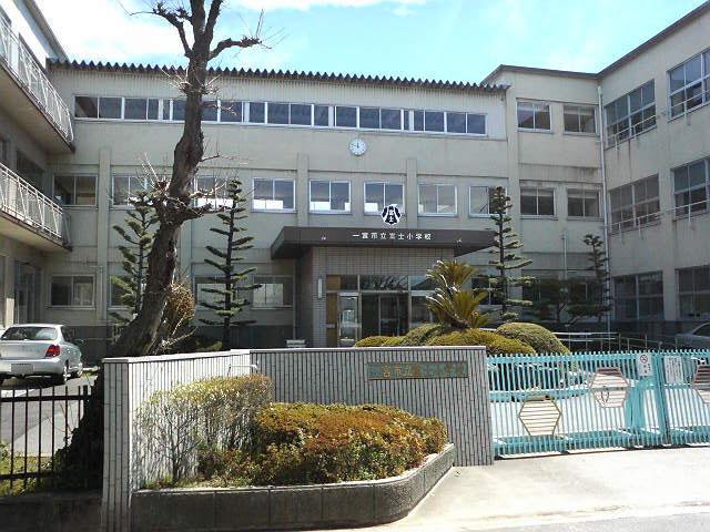Primary school. 1050m to Fuji elementary school