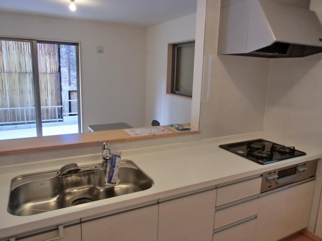 Kitchen. Local (December 16, 2013) Shooting Since the counter kitchen you seen the state of the child while cooking. 