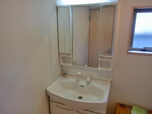 Wash basin, toilet. Indoor (December 16, 2013) Shooting