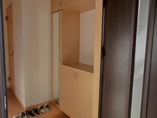 Entrance. Indoor (December 16, 2013) Shooting