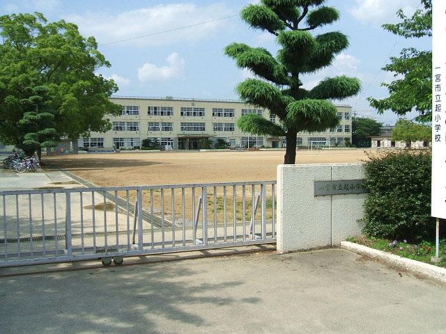 Primary school. 800m to cause elementary school