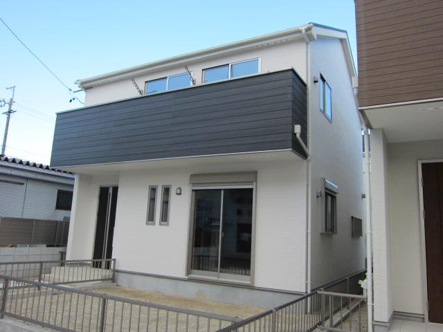 Local appearance photo. Local (12 May 2013) Shooting It is a photograph of 1 Building!  3 units can be parking! 