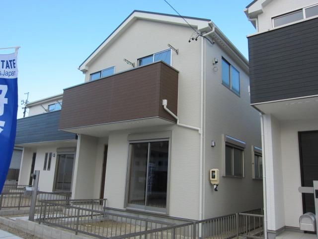 Local appearance photo. Local (12 May 2013) Shooting It is a photograph of Building 2!  3 units can be parking! 