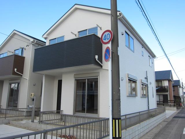 Local appearance photo. Local (12 May 2013) Shooting 3 is a photograph of the Building!  3 units can be parking! 