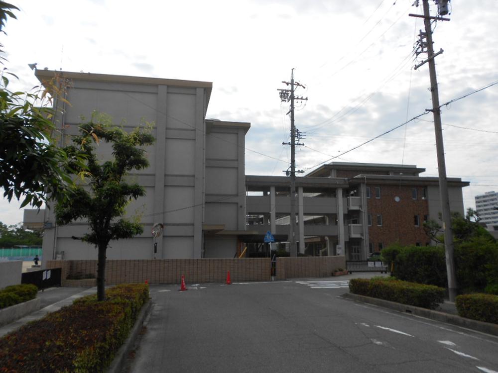 Primary school. 180m walk from Sanjo elementary school about 2 minutes