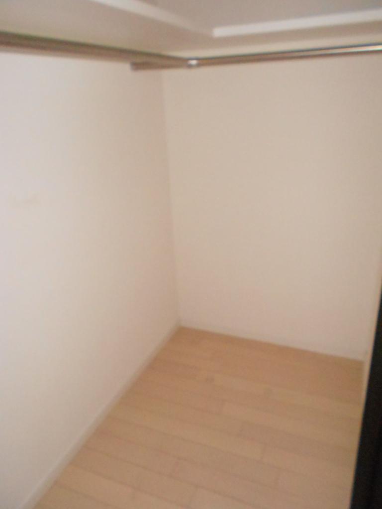 Receipt. It is a walk-in closet in the north-east side about 7 Pledge of Western-style. Room (August 2013) Shooting