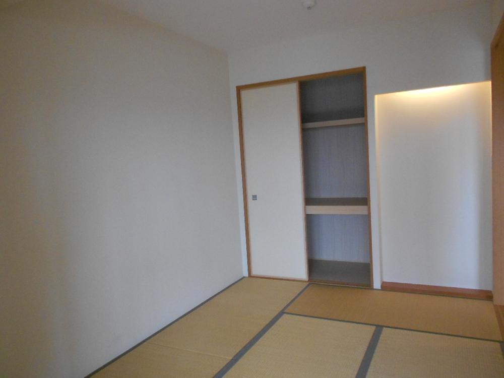 Non-living room. About six quires of Japanese-style room. Can you use widely open the sliding door has continued with the living. Room (August 2013) Shooting