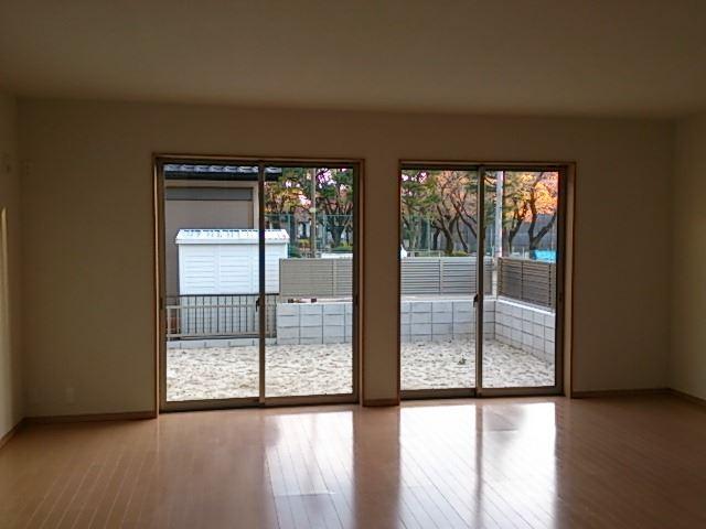 Living. Local (11 May 2013) Shooting