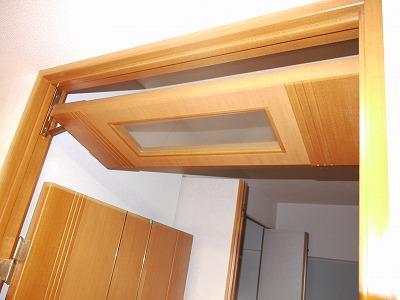 Living. Rotation transom can be secured rich ventilation volume without opening the door body