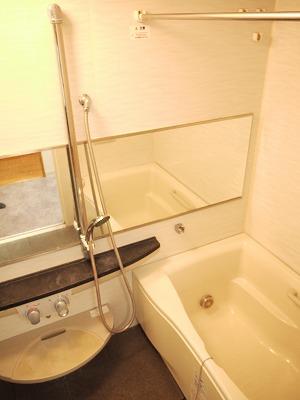 Bathroom. Otobasu ・ With reheating function. There is also a convenient bathroom dryer