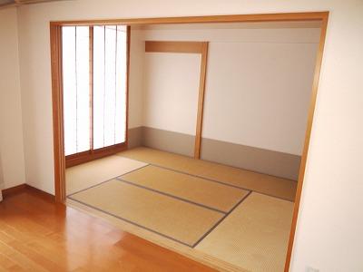 Non-living room.  [6 Pledge Japanese-style room] Day is a good bright Japanese-style because it is in the south.