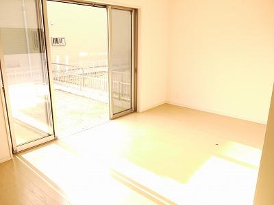 Living. The south side of the bright living room. There is also a spacious garden. 